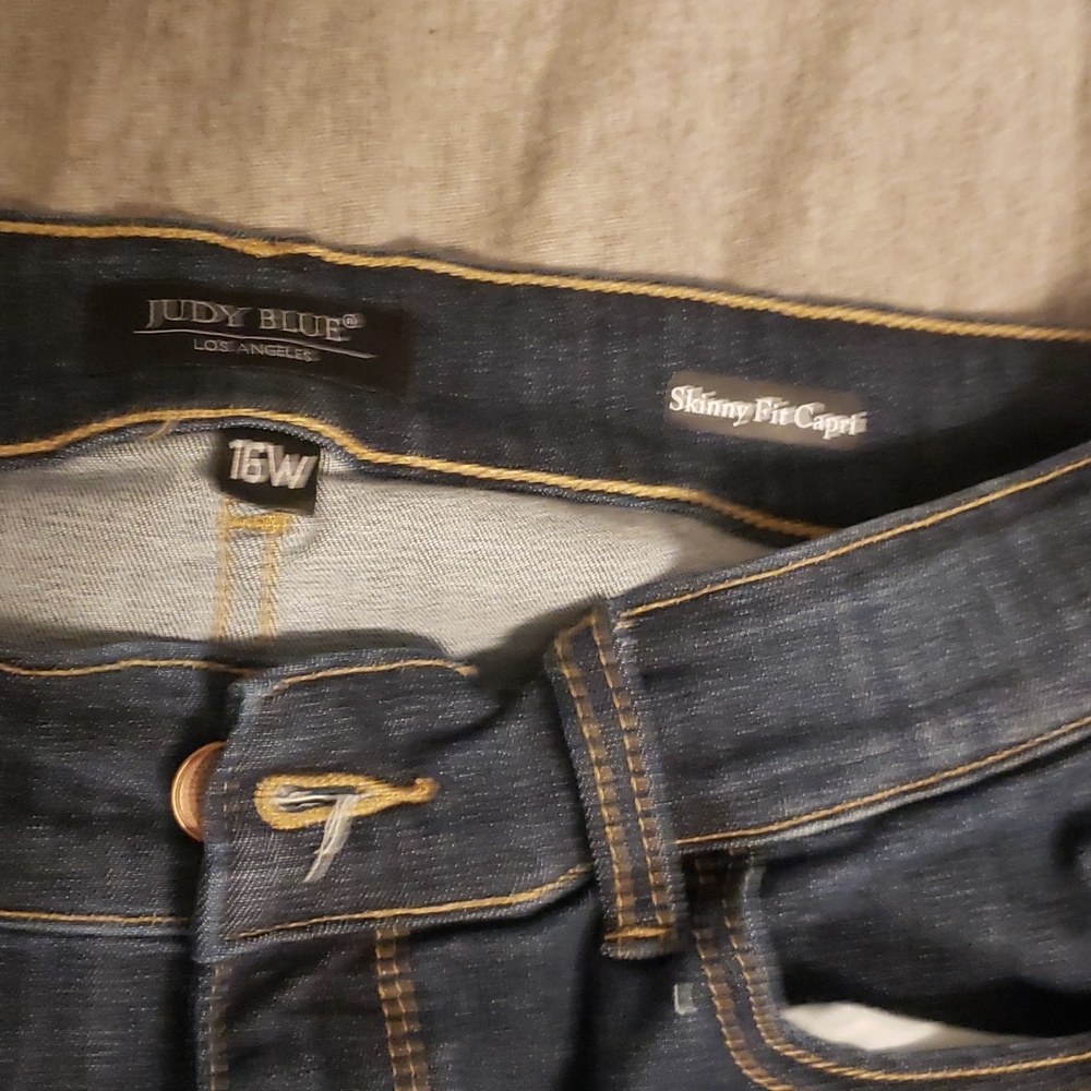 Judy Blue capris - Picture 2 of 2